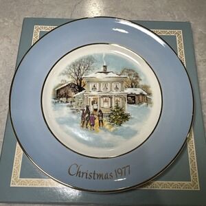 1977 Avon Christmas Plate Trimmed with‎ 22K Gold Carollers In The Snow